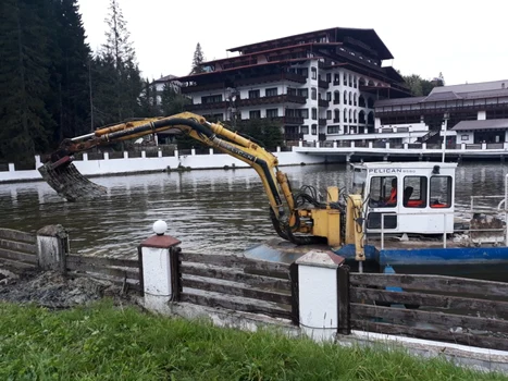 Curăţenie pe lacul din Poiana Braşov. Foto