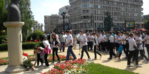 Elevii au depus flori la bustul lui Iorga