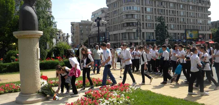 Elevii au depus flori la bustul lui Iorga