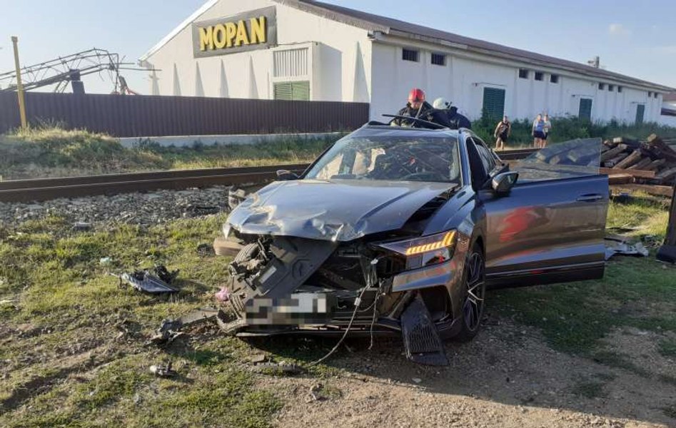 O maşină în care se aflau două persoane a fost lovită de un tren, în Vaslui VIDEO