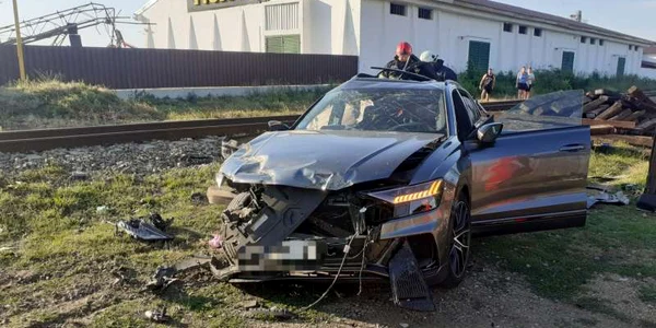 masina lovita de tren ISU vaslui jpg
