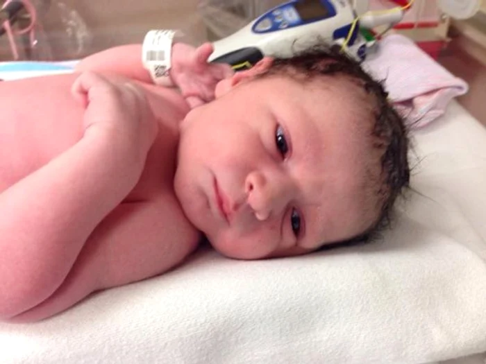 Fiul lui Bogdan Olteanu in primele clipe de dupa nastere