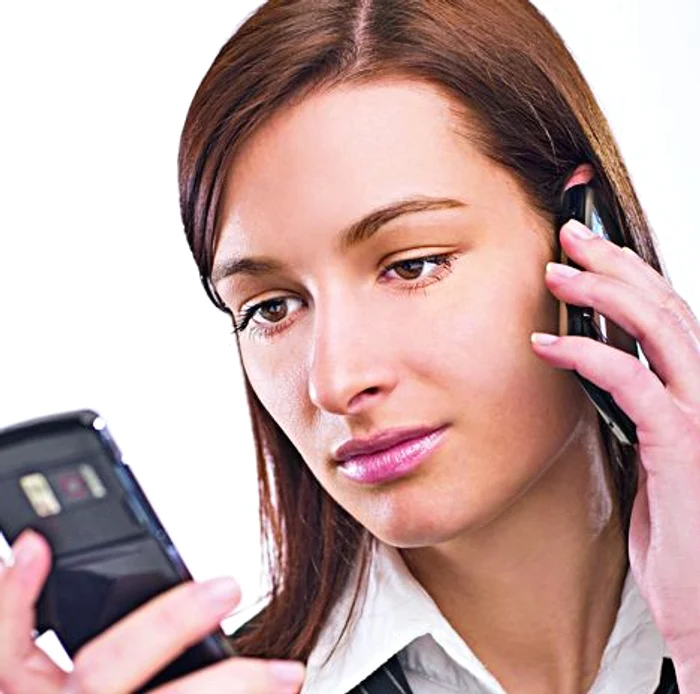 Românii vorbesc mult la telefon