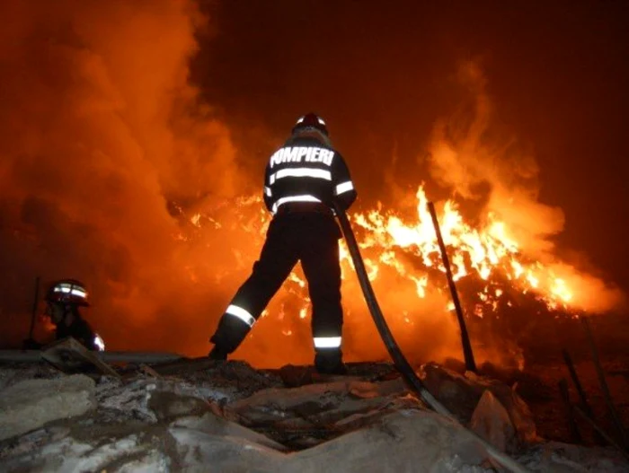 Incendiul a izbucnit la o fabrică de ulei din Giurgiu