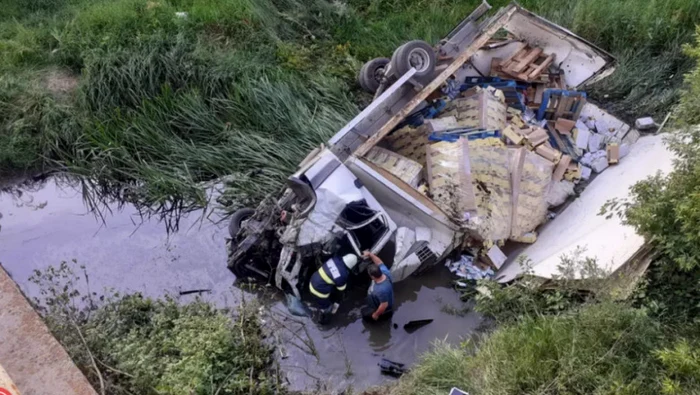 TIR dulciuri accident FOTO ISU Vaslui 1