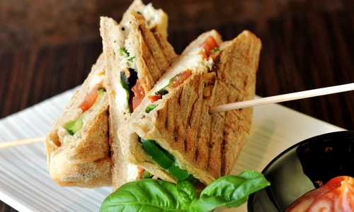 Sendvis cu legume  Sursa foto shutterstock 126870722 jpg