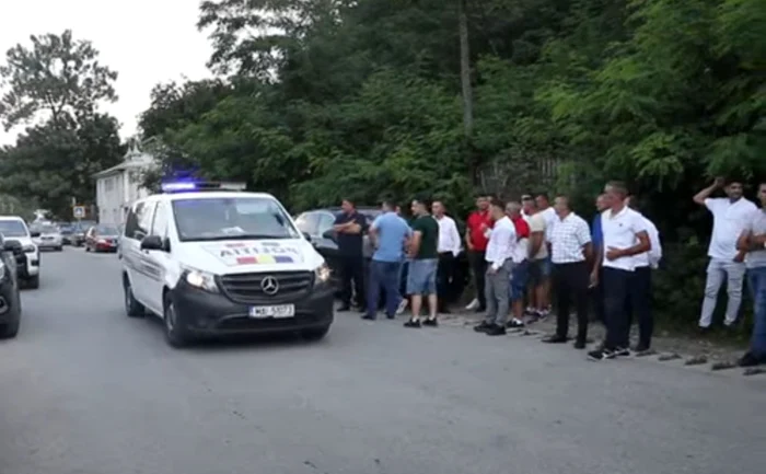 Protestul obștenilor este păzit de polițiști FOTO: Toader Marian