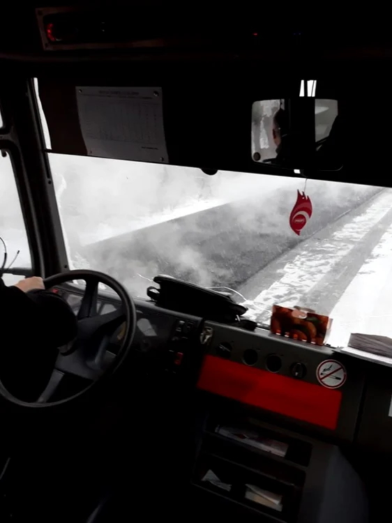 În fotografie se poate vedea cum stratul de asfalt a fost turnat peste zăpadă. Foto: Info Trafic jud. Cluj