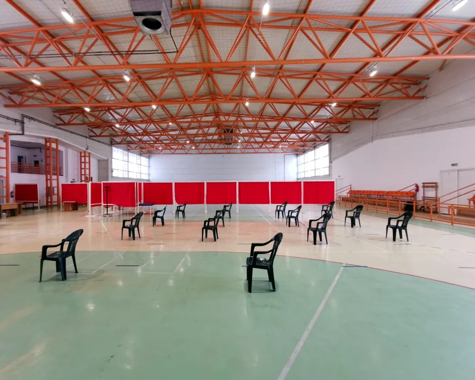 Sala de sport a fostei şcoli nr.11 a fost transformată în centru de vaccinare FOTO Facebook/PMC