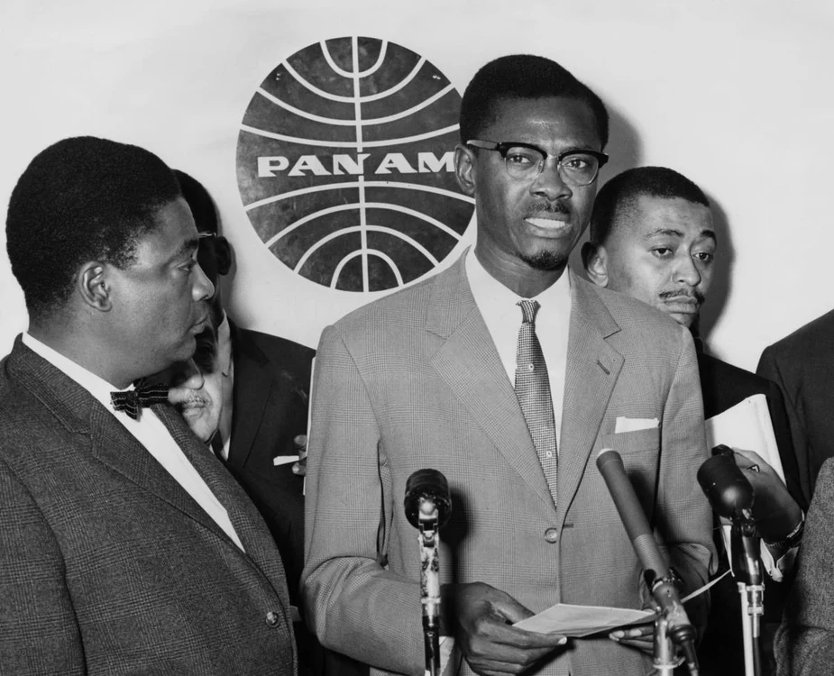 Patrice Lumumba ţinând un discurs pe aeroportul internaţional John F. Kennedy din NY (2 august 1960)