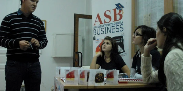 Dragoş Păun (foto stânga) a coordonat participarea Facultăţii de Business la „Gala Premiilor în Educaţie”.