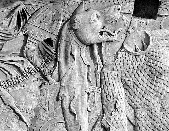 Steagul cu cap de lup al dacilor, pe Columna lui Traian. FOTO Radu Oltean / Wikimedia Commons
