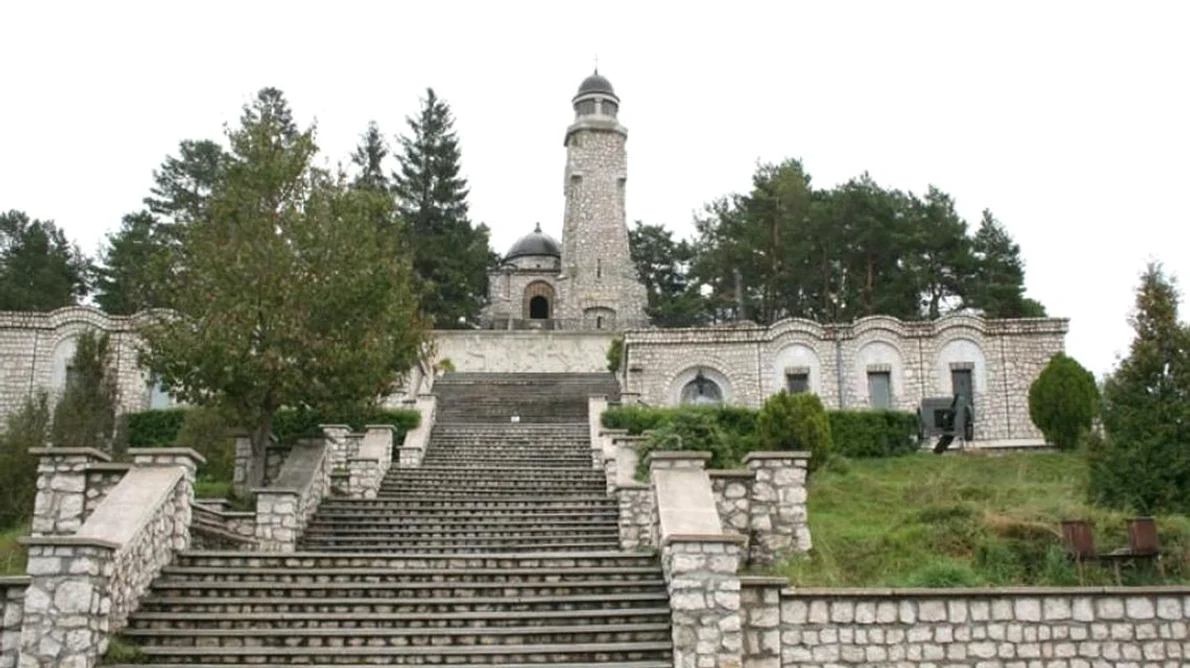 Mausoleul Eroilor de la Mateiaș, asaltat de spații comerciale jpeg