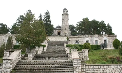 Mausoleul Eroilor de la Mateiaș, asaltat de spații comerciale jpeg