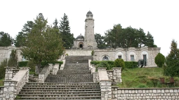 Mausoleul Eroilor de la Mateiaș, asaltat de spații comerciale jpeg