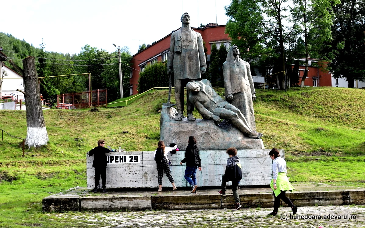 O statuie ridicată în cinstea minerilor din Lupeni. Foto: Daniel Guță
