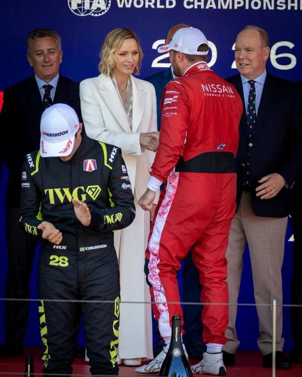 Charlene de Monaco, splendidă în alb la premierea Monaco E Prix 5 jpg