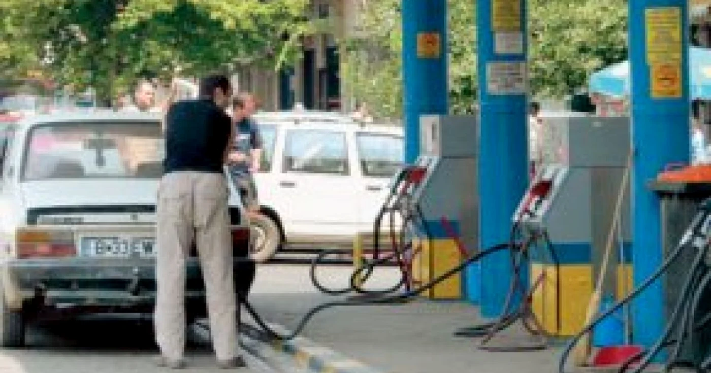 Petrom a scumpit benzina cu şapte bani pe litru