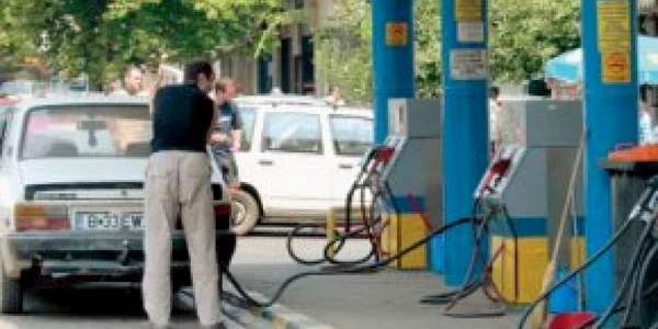 Petrom a scumpit benzina cu şapte bani pe litru