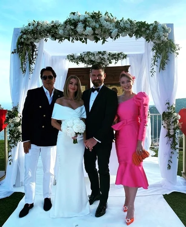 Daiana Anghel, cea mai bună prietena a Denisei, a venit la nuntă cu soțul ei, Sorin Gonțea foto: Instagram