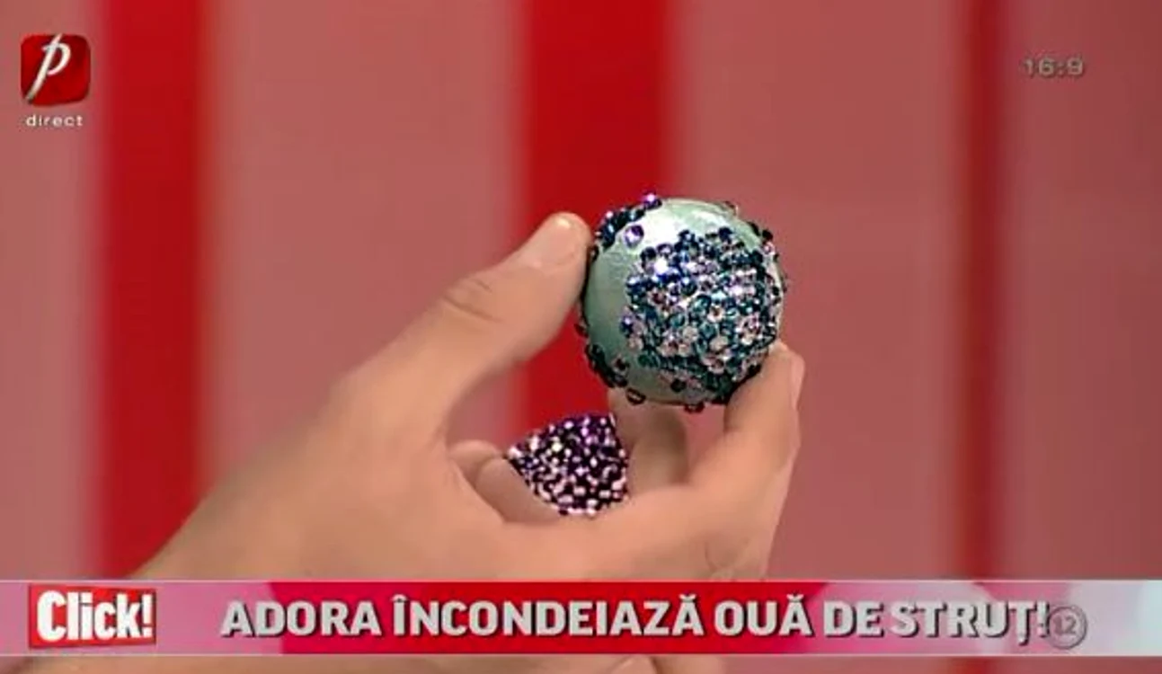 Cântăreaţa Adora dă un plus de originalitate mesei de Paşte cu ouăle împodobite cu pietre Swarovski