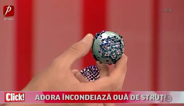 Cântăreaţa Adora dă un plus de originalitate mesei de Paşte cu ouăle împodobite cu pietre Swarovski