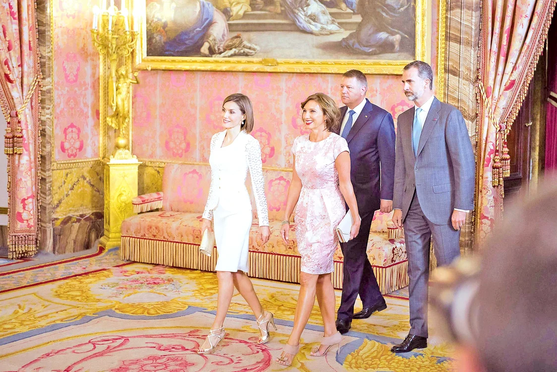
    13 iulie 2015. Madrid La întâlnirea cu  Regele Filipe al VI-lea  şi cu Regina  Letizia, soţia  preşedintelui  României s-a  afişat tot  cu sandalele ei  preferate  