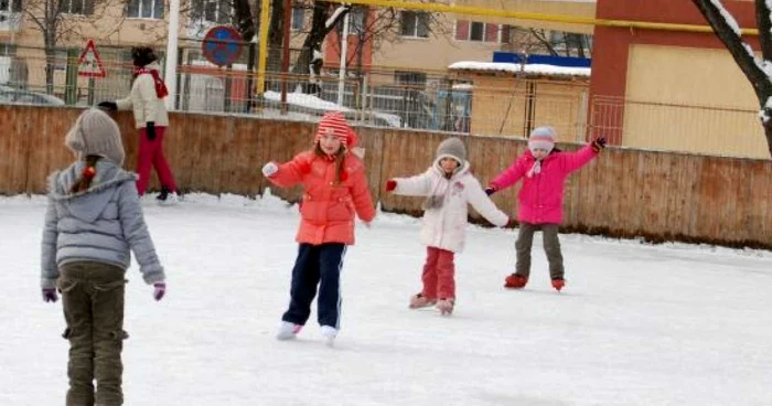 Copii le-au demonstrat parinţilor cât de bine ştiu să patineze