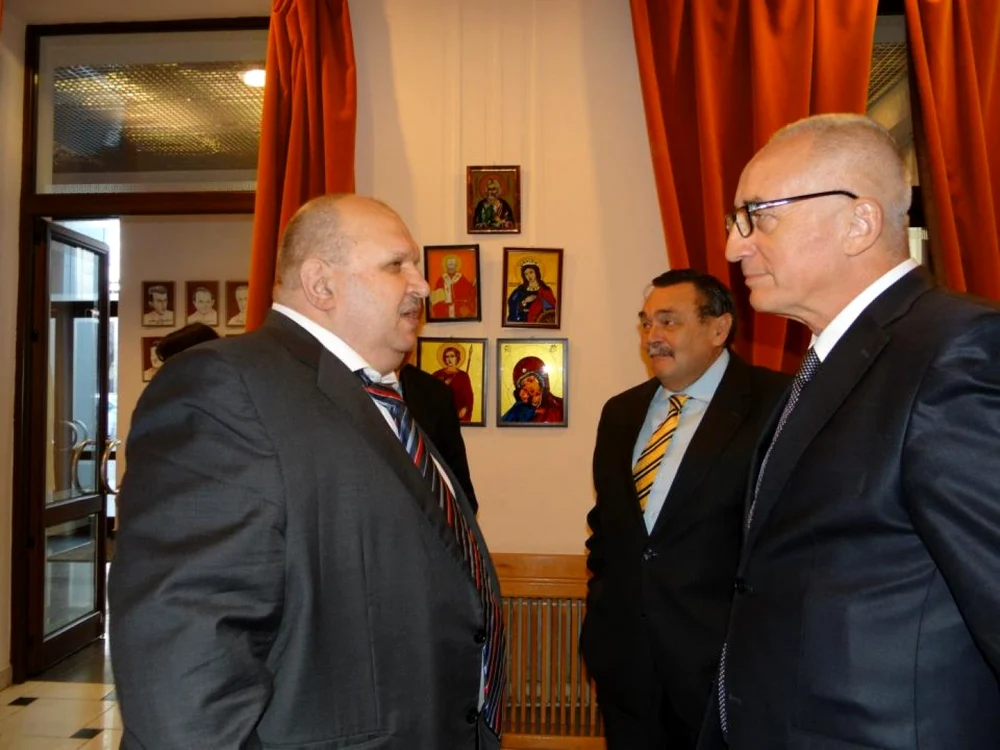 Paul Ichim (stânga) este de astăzi noul preşedinte al PNL Galaţi
