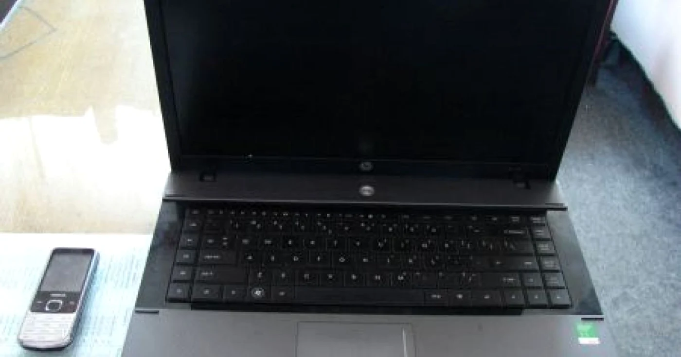 A profitat de neatenţia celor prezenţi şi a furat laptopul
