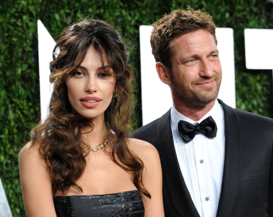 Mădălina Ghenea şi Gerard Butler au semnat lista de prezenţă de la petrecerea publicaţiei „Vanity Fair“. FOTO Getty Images