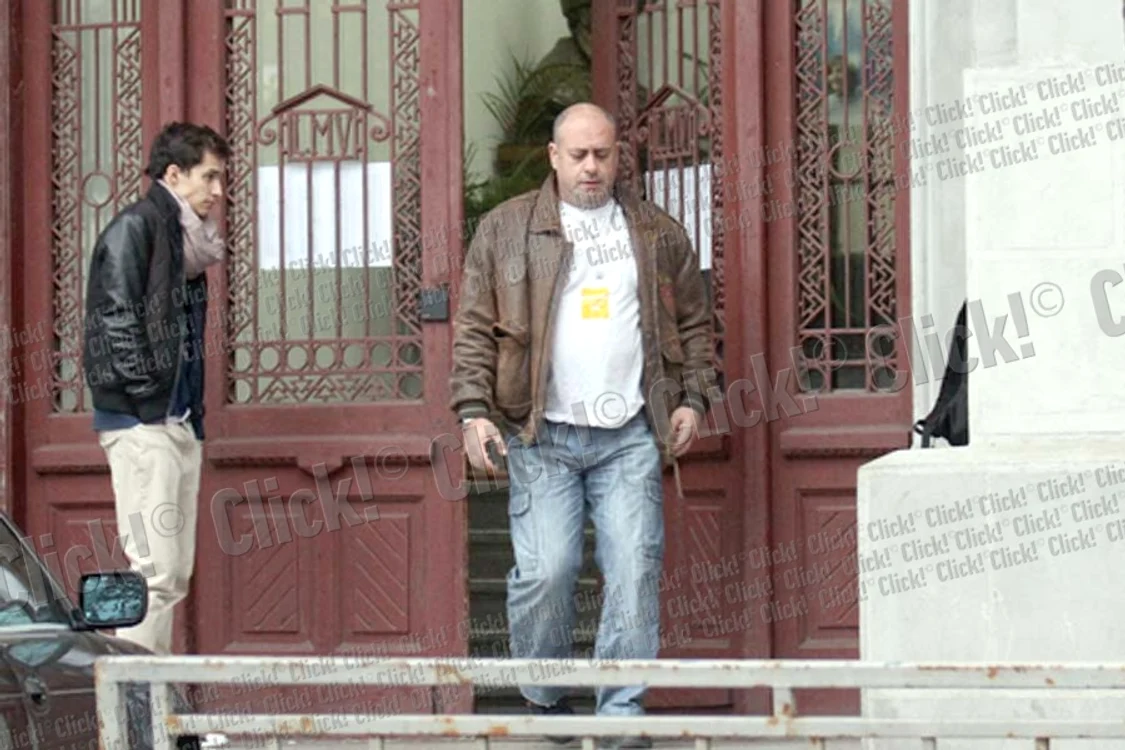 Dragoş Moştenescu şi Emil Mitrache au luat o pauză de o ţigară în faţa Colegiului Naţional “Mihai Viteazul” (Fotografii: Cezar)