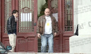 Dragoş Moştenescu şi Emil Mitrache au luat o pauză de o ţigară  în faţa Colegiului Naţional “Mihai Viteazul” (Fotografii: Cezar) jpeg