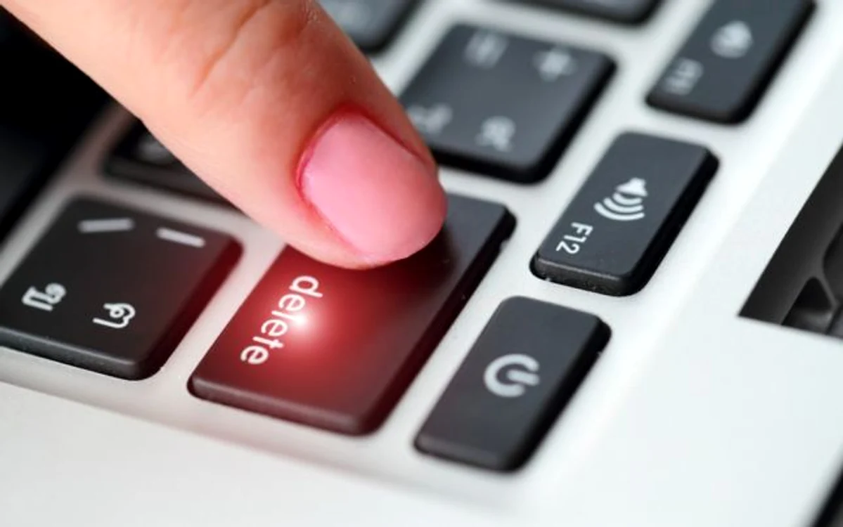Cineva apasă butonul Delete de pe calculator