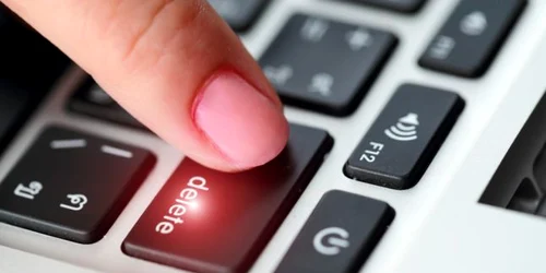 Stergere date computer internet retele sociale delete tastatura deget FOTO Shutterstock