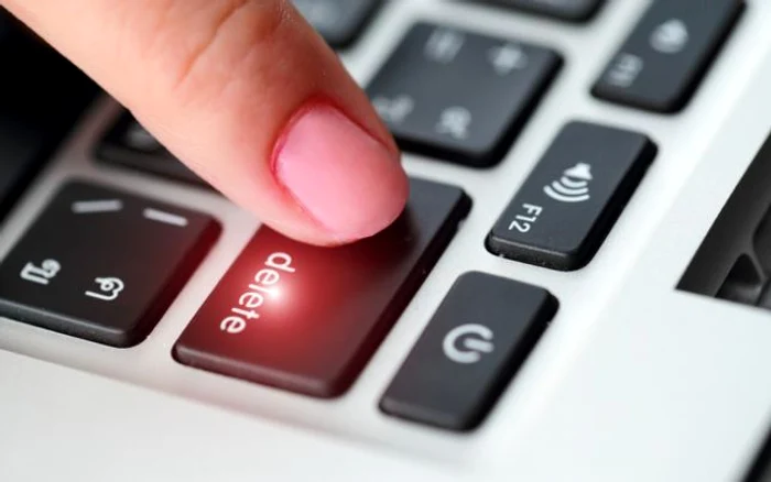 Cineva apasă butonul Delete de pe calculator