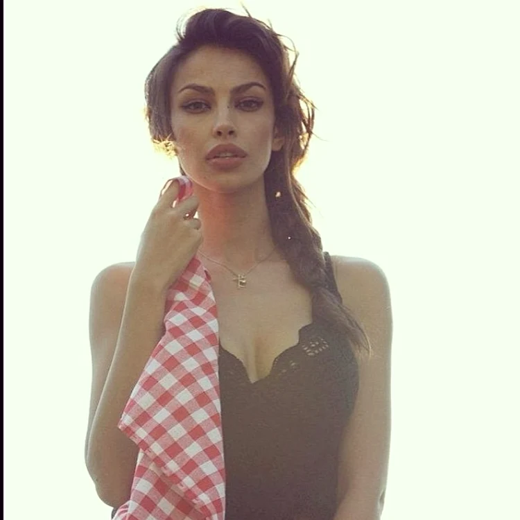 
    Mădălina Ghenea se numară printre cele mai frumoase femei din lume  
