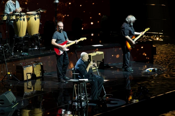 11 phil collins in scaun cu rotile dupa operatie 3 jpg jpeg