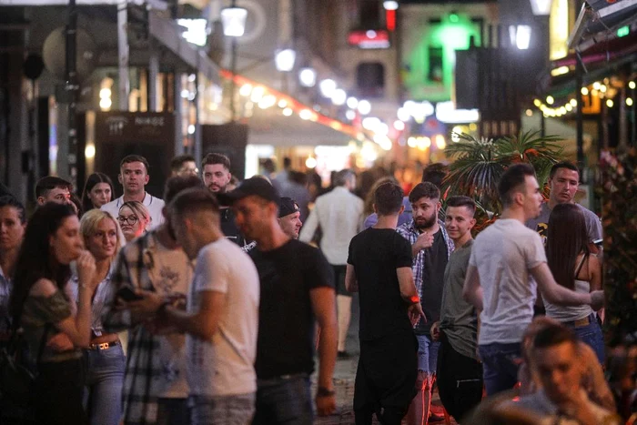 Unii petrecăreți din Centrul Vechi al Capitalei au fost amendați, pentru că nu purtau masca și nu păstrau distanțareaFotografii: Inquam