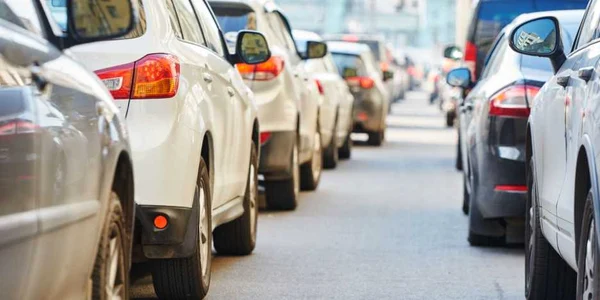 Masini in trafic - poluare - aglomeratie FOTO 123 RF 
