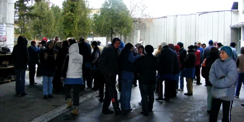 Angajaţii au protestat în interiorul curţii