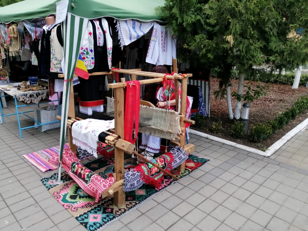 O săteancă din Vorona şi-a adus războiul de ţesut pentru o demonstraţie FOTO Cosmin Zamfirache