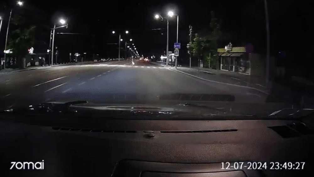 Imagini incredibile cu momentul în care un bărbat a fost la un pas să fie spulberat pe trecerea de pietoni VIDEO