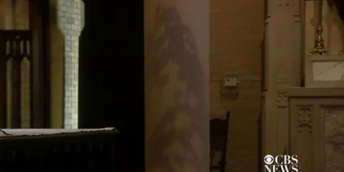 Umbra a apărut pe un stâlp de lângă altar