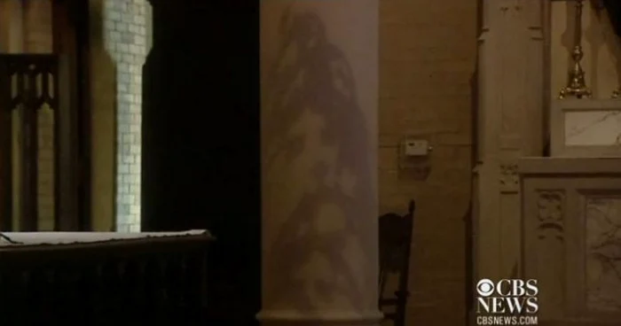 Umbra a apărut pe un stâlp de lângă altar