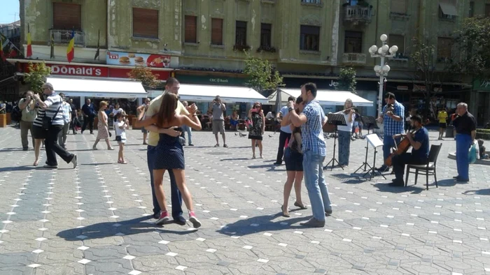 Acţiune artistică în Piaţa Victoriei FOTO Ştefan Both