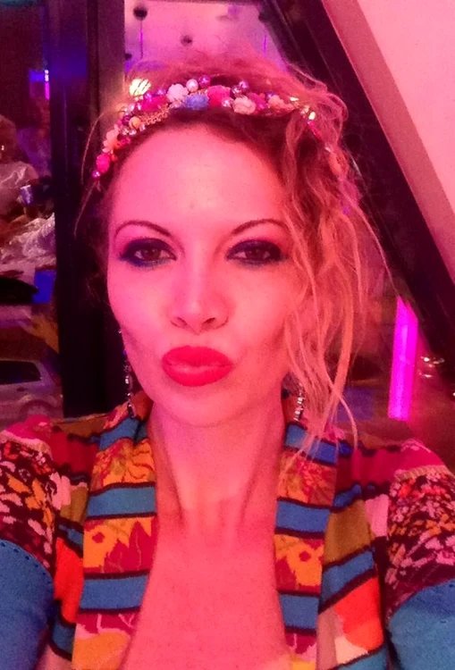 
    Oana Lis, nemachiată şi necoafată într-o emisiune TVSursă foto: captură Antena1  