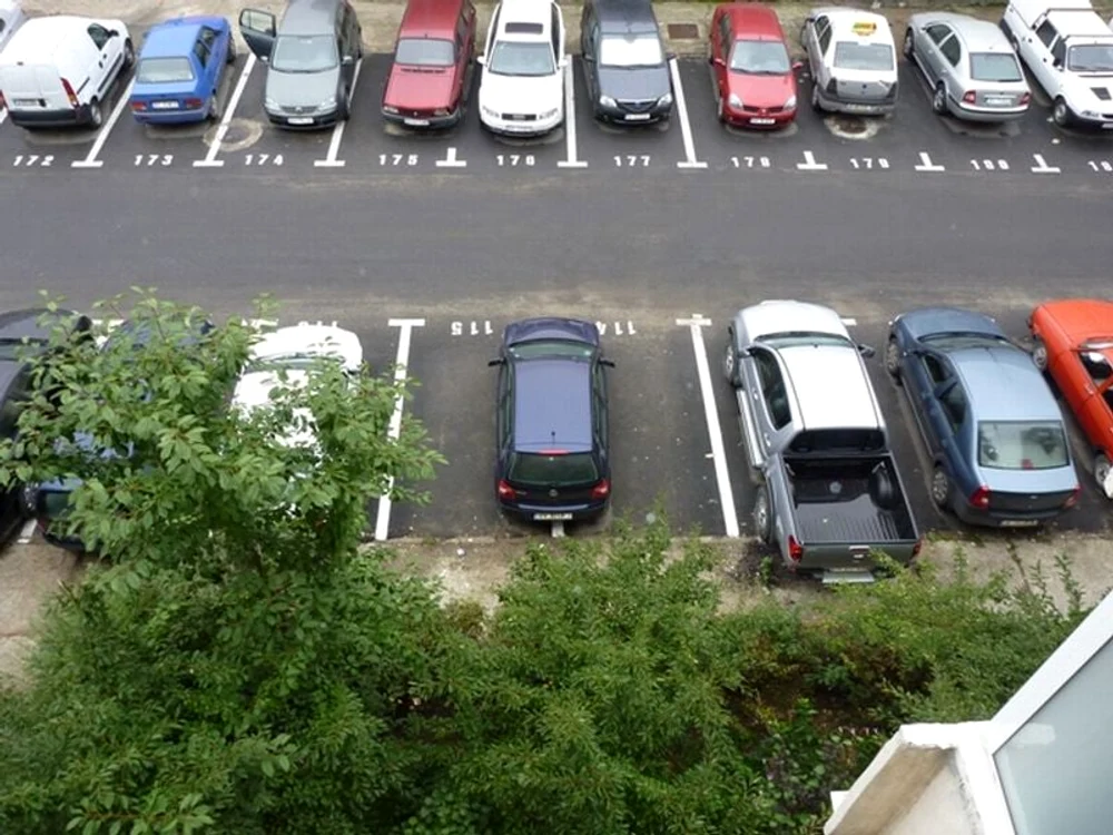 Dezvoltatorii imobiliari au declarat în acte mai multe locuri de parcare  FOTO: Arhivă