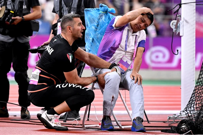 Sportivul a încercat să oprească sângerarea cu propriile mâini. Foto APF