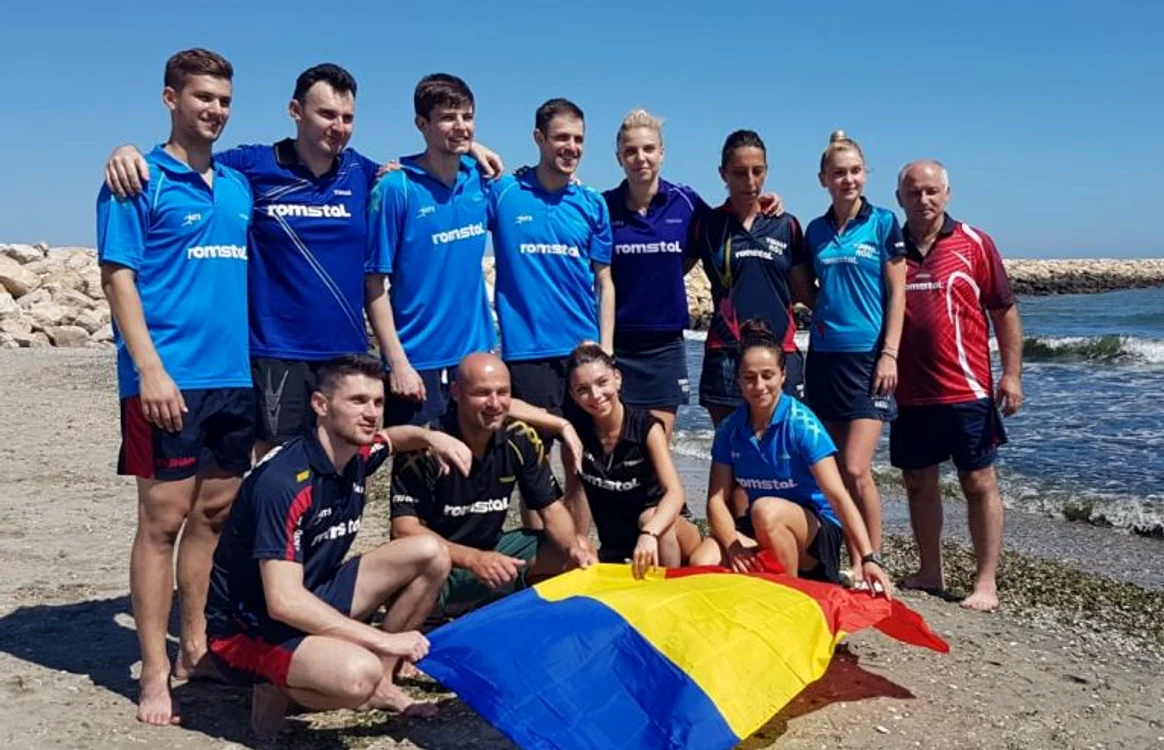 
    Componenții echipelor de tenis de masă ale României au dus tricolorul pe plajă  
